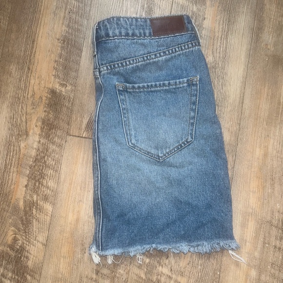 Hollister California Ultra High-Rise Distressed Denim Skirt w26 (Size 3) - Picture 2 of 3